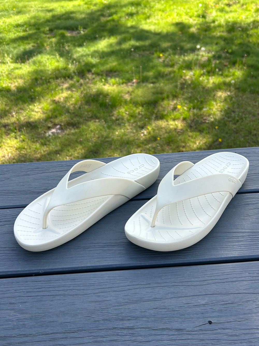 WOMEN'S CROCS BONE/OFF WHITE SPLASH FLIP FLOP BEACH/POOL SANDALS SIZE 10